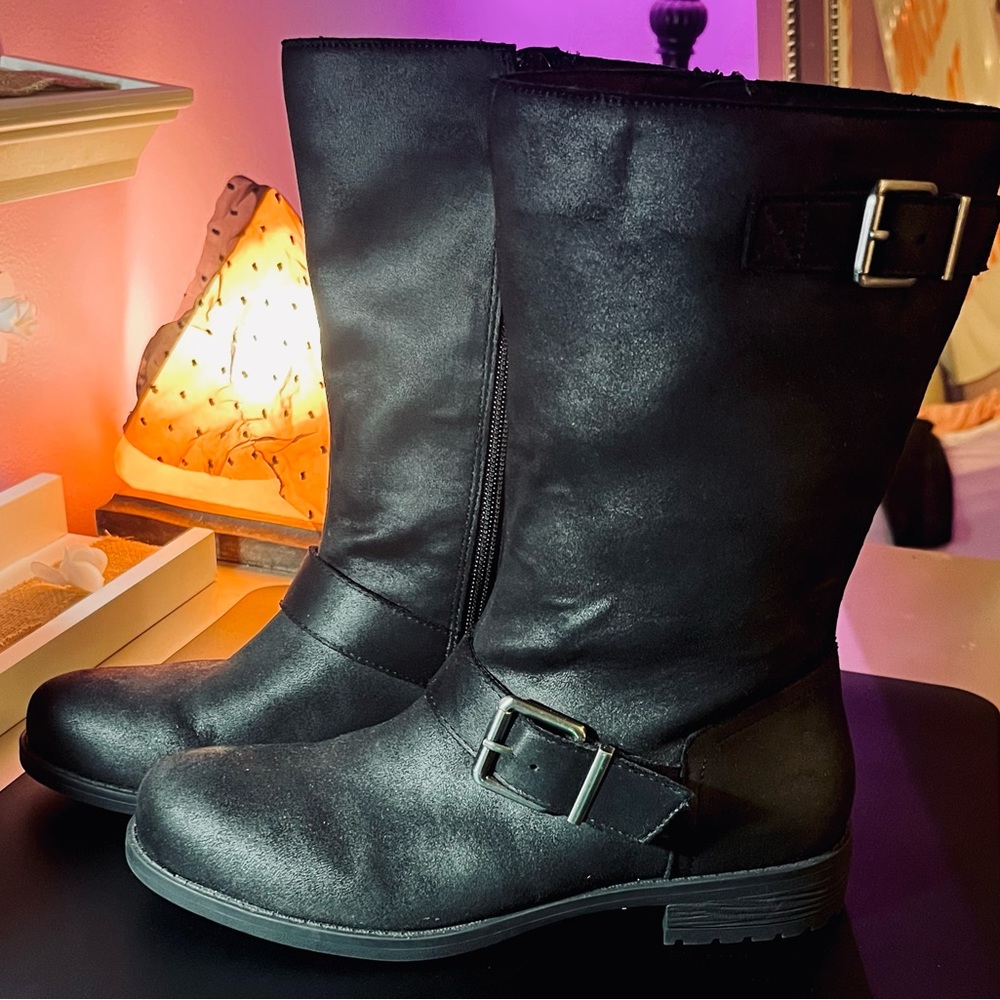 Black Crown Vintage Suede/Microfiber Size 8 Boots